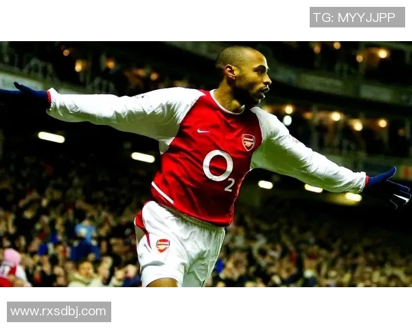 足球巨星化身慈祥老头形象展现别样人生魅力与温暖风采