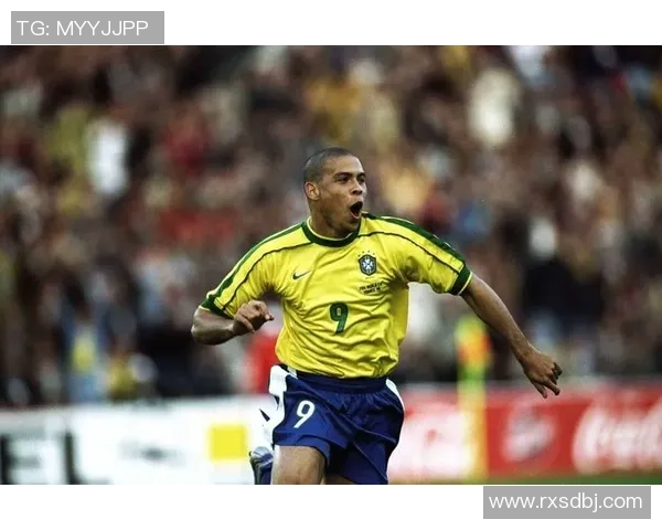 世界足坛传奇球星1号的辉煌历程与影响力解析 世界足坛传奇球星1号的辉煌历程与影响力解析