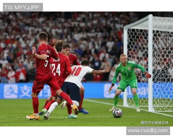 波兰足球巨星锋线核心闪耀绿茵演绎前锋力量与荣耀传奇